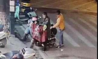 警察捉小偷视频,警察智勇捉拿小偷瞬间